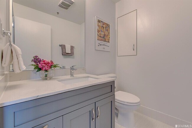 Building Photo - 2 BD 1.5BA Condo with Views! Location! Pen...