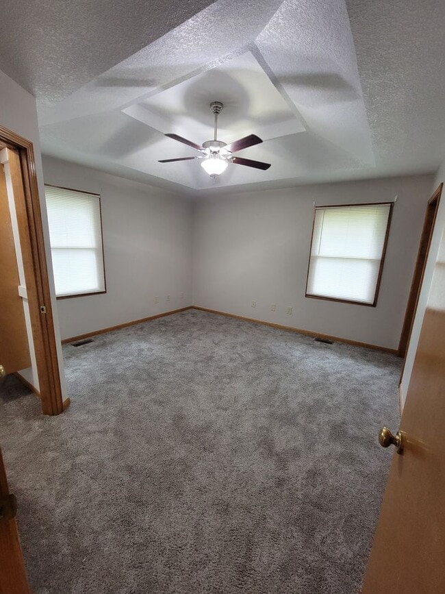 Building Photo - Large Home for Rent in Independence