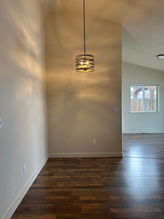 Building Photo - 532 SE Ponderosa Dr
