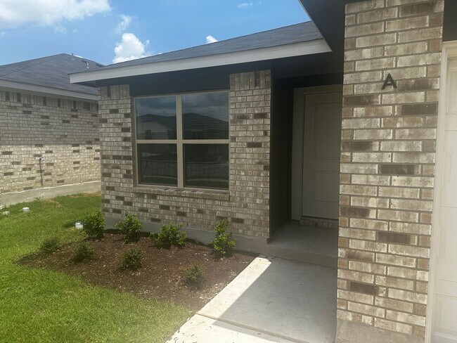 Building Photo - 3 Bedroom and 2 Full bathroom Duplex in Co...