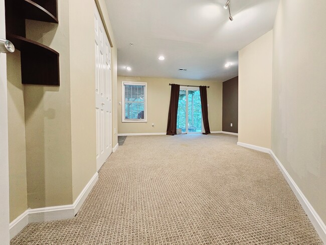 Building Photo - 435 Oakton Way