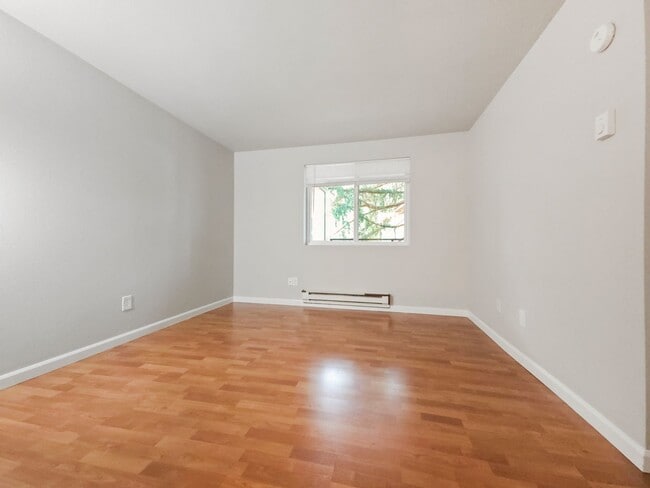Building Photo - Updated 2BR Condo with Pool, Clubhouse & P...