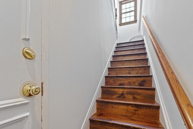 Building Photo - Available Now! Georgetown! Professionally Managed High End 1 Bed/ 1 Bath Condo