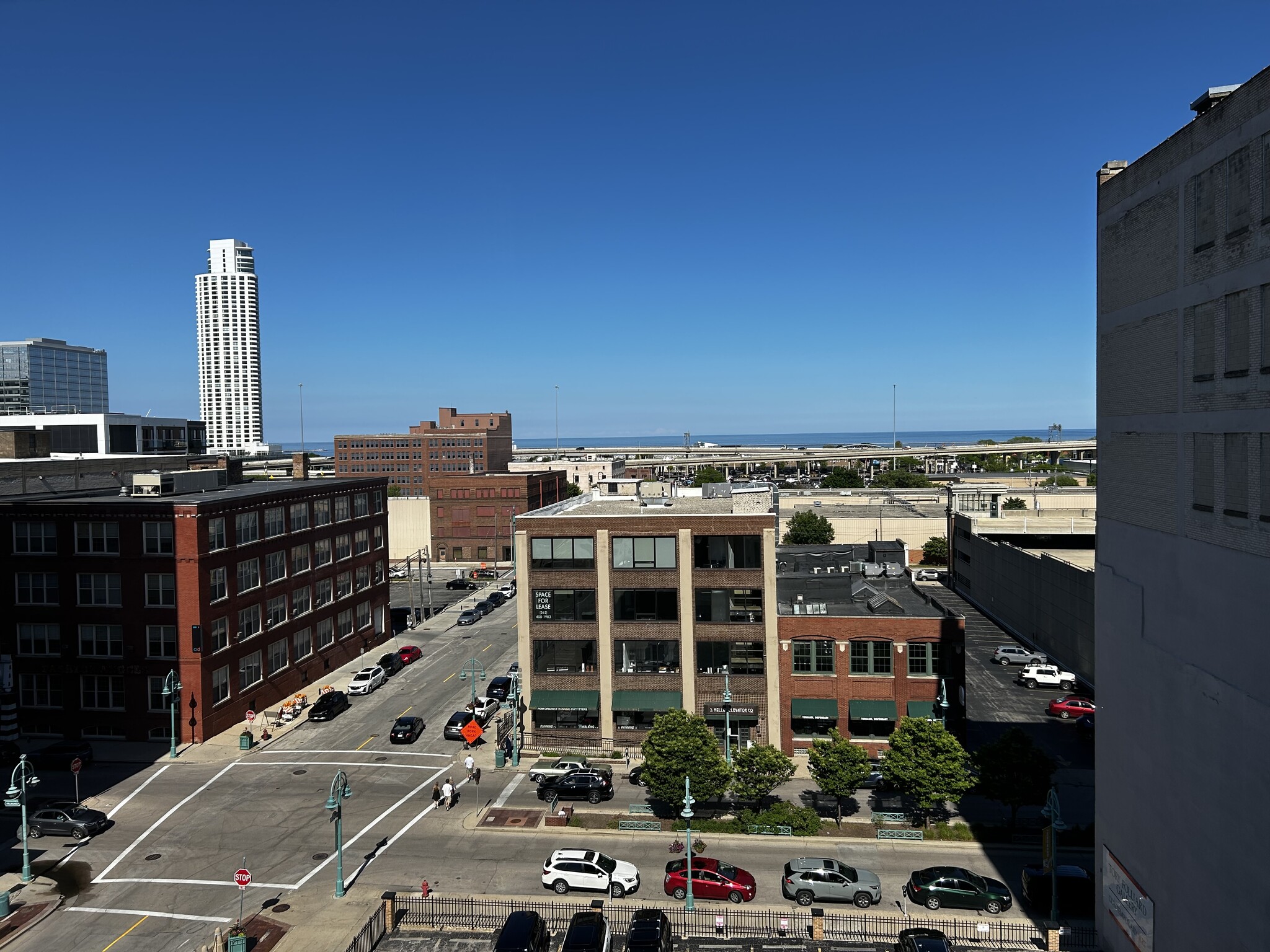 Every room has a beautiful Lake View. - 234 N Broadway