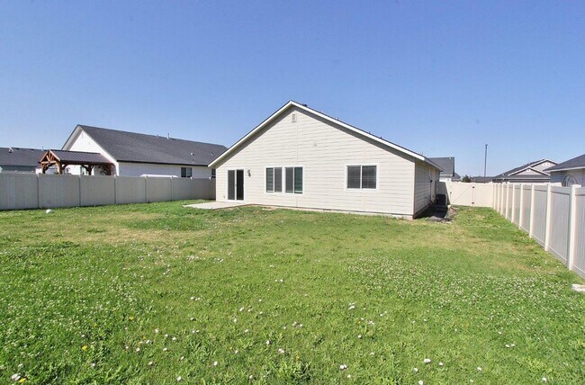 Building Photo - Immaculate Single-Level Home in Quiet Neighborhood