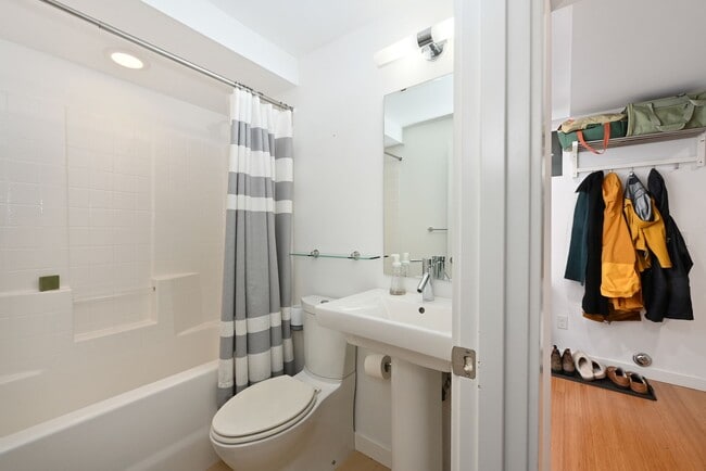 Building Photo - Ballard Townhouse - In Unit Washer/Dryer, Rooftop Deck