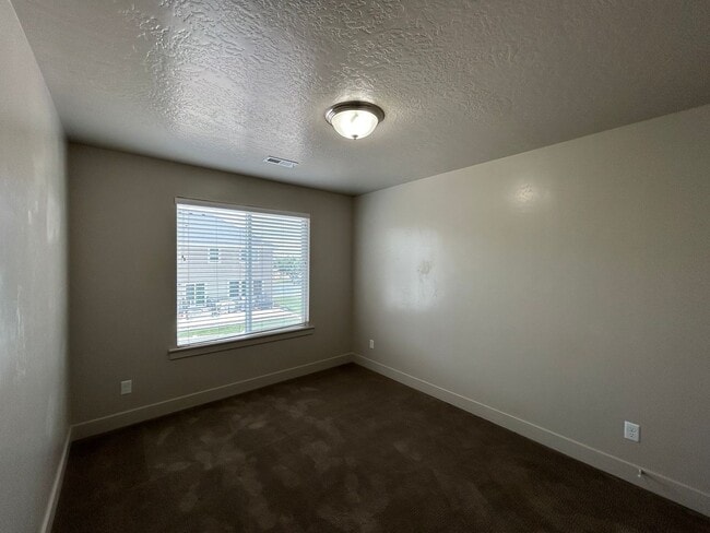 Building Photo - 3 Bedroom 2.5 Bathroom Townhome