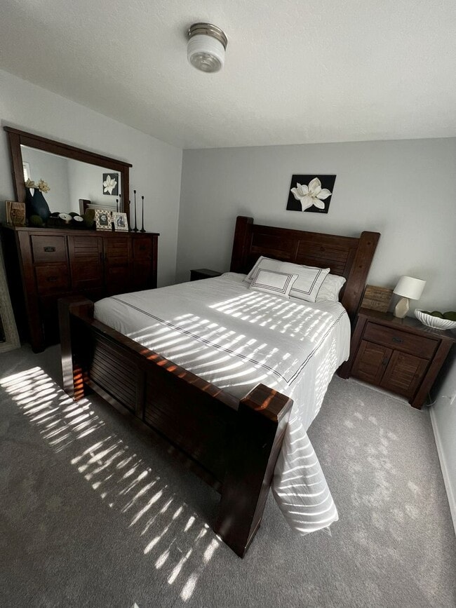 Building Photo - Spacious 4 bed 2.5 bath just off Amity and...