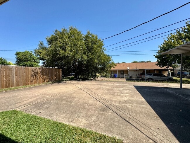 Building Photo - Duplex