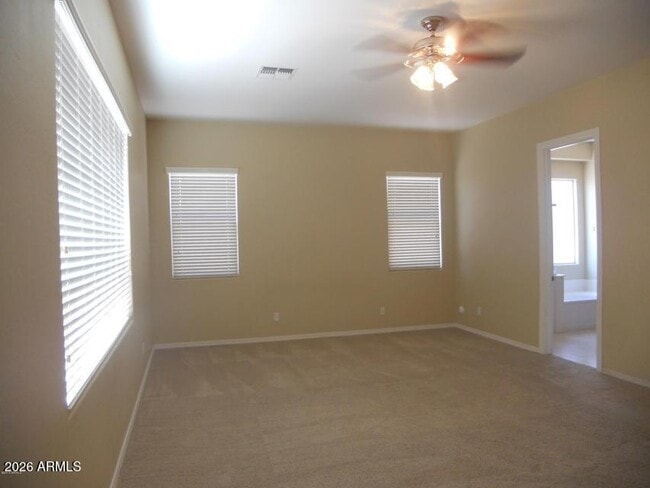 Building Photo - 2417 E Iris Dr