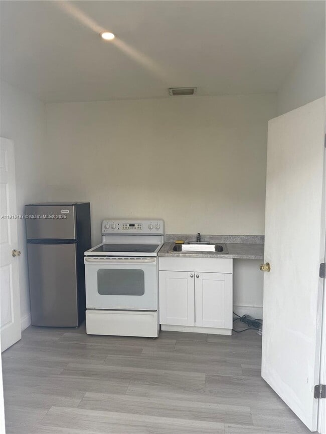 Building Photo - 2870 NW 19th St