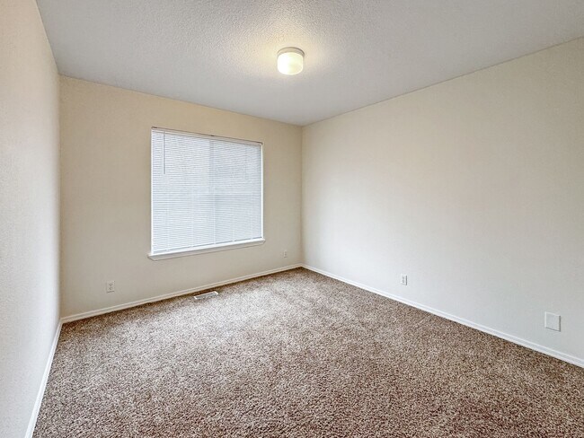 Building Photo - Spacious 3-Bedroom Home with 3-Car Garage, Fenced Yard & Easy Commute to Downtown Boise & BSU