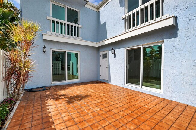 Building Photo - 1010 NE 8th Ave