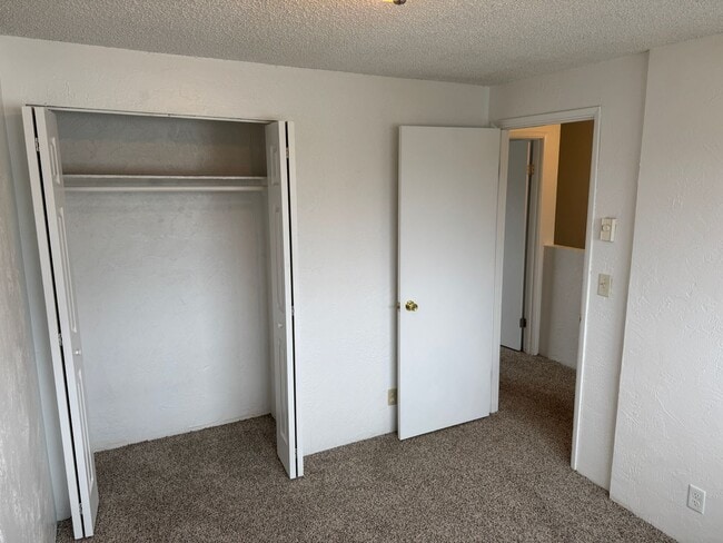 Building Photo - 2 bed 1 1/2 bath duplex in Springfield!