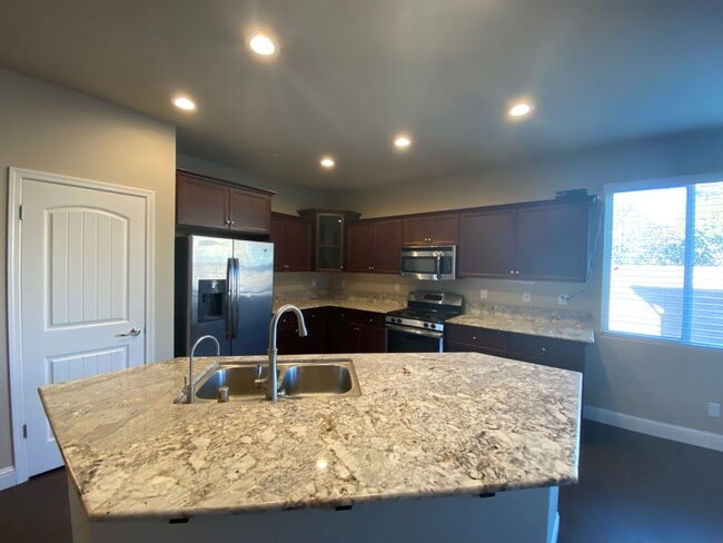 Building Photo - Beautiful 2 story Home in gated community ...