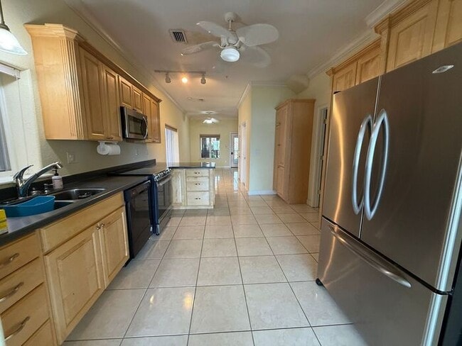 Building Photo - Pensacola Beach - 3 bedroom, 4 bathroom - 2nd and 3rd floor balconies with water view