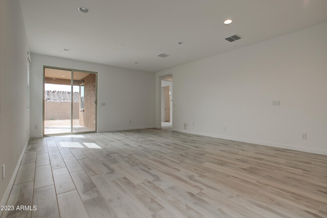 Building Photo - 16845 W Evergreen Rd
