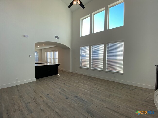 Building Photo - 1032 Easy Gruene