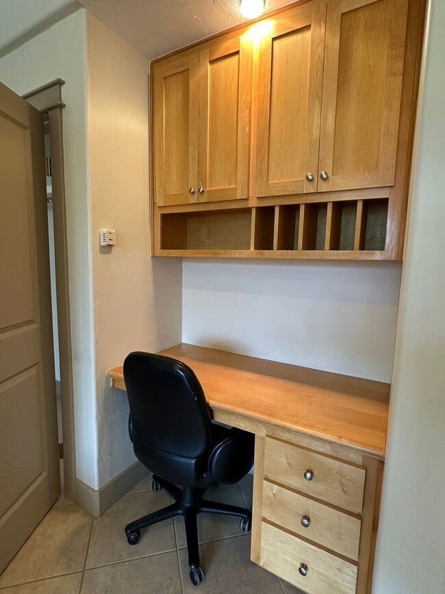 Building Photo - Furnished Studio READY NOW! electricity included!