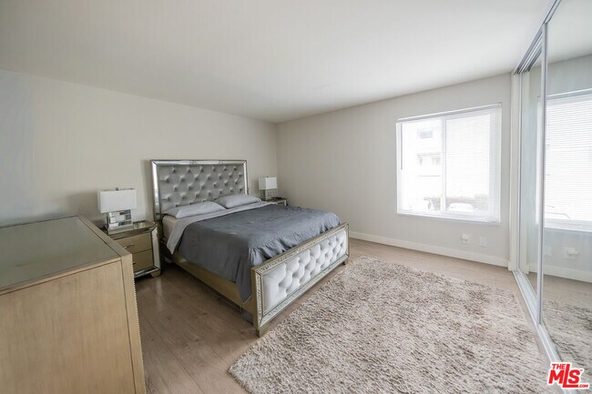 Building Photo - 15425 Sherman Way