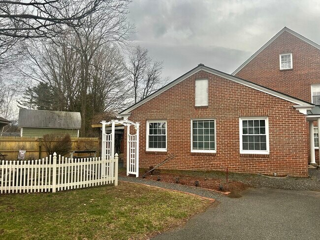 Building Photo - 6 Long Farm Terrace