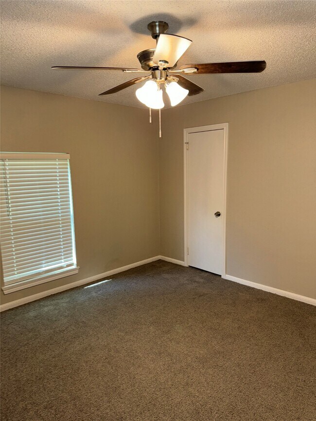 Building Photo - 723 Cherry Valley Dr