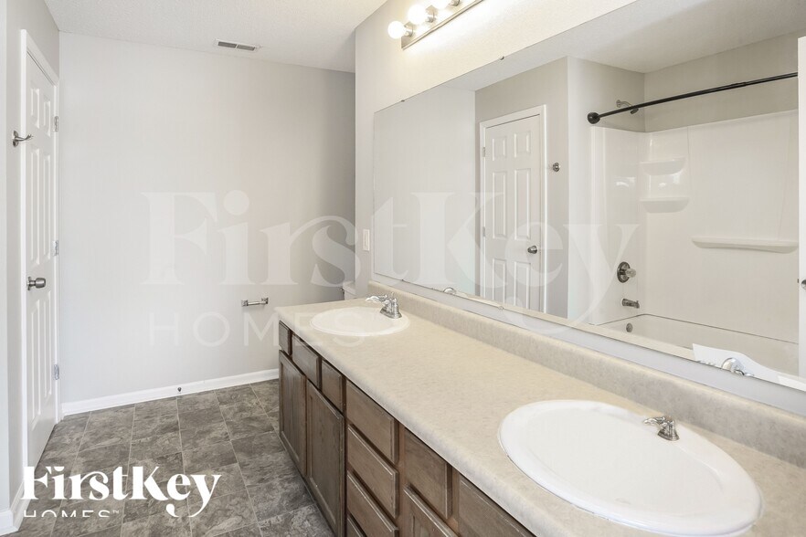 Building Photo - 1451 Round Lake Rd