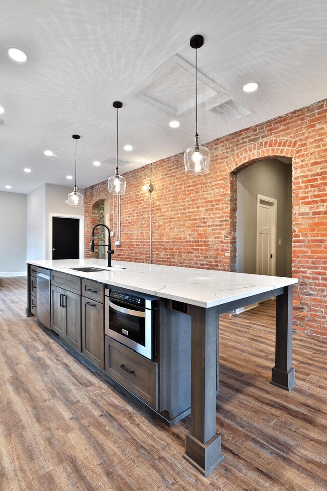 Building Photo - 370 S Washington Ave