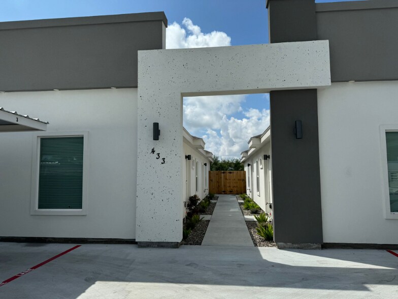 Building Photo - 433 E Acacia Ave