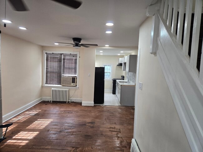 Building Photo - 323 N Redfield St