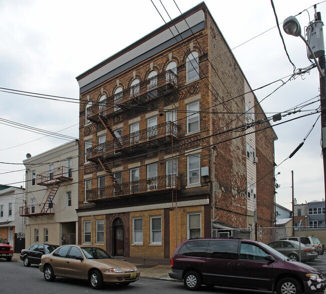 Building Photo - 63 Monroe St