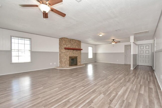 Building Photo - 215 Veselka Rd