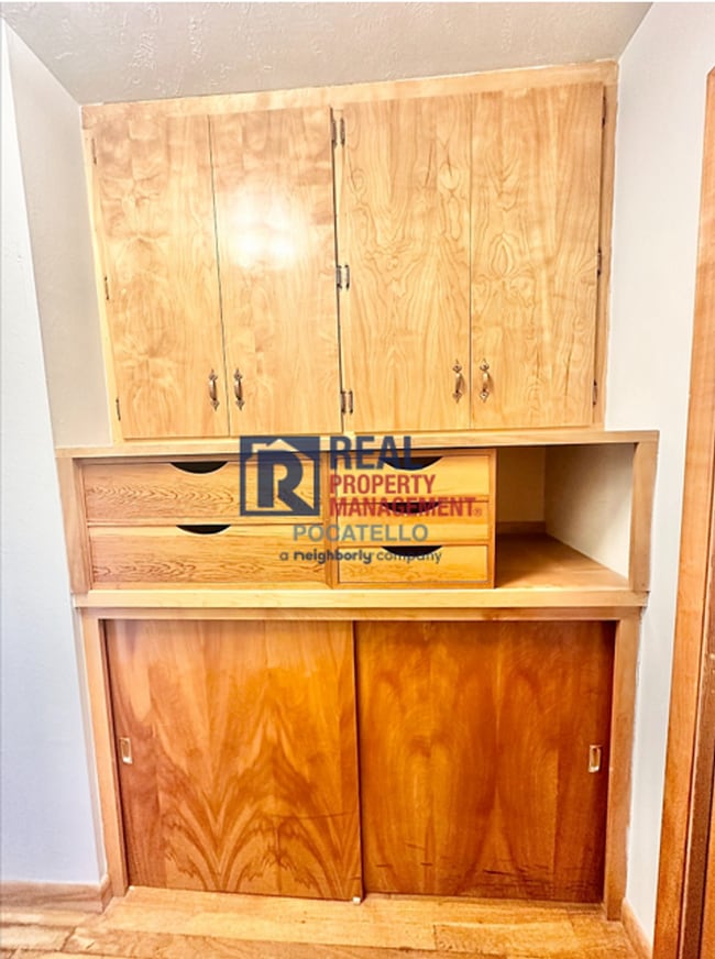 Building Photo - 3 Bedroom 2 bath - Double car garage