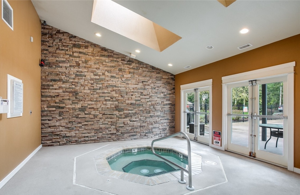Indoor jacuzzi - 25025 SE Klahanie Blvd