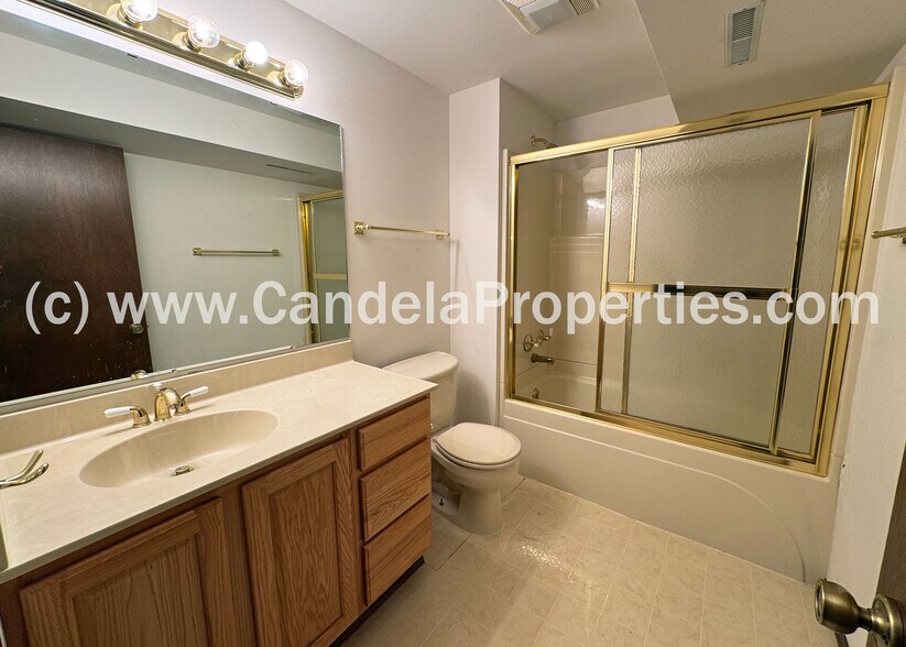 Building Photo - 2970 Shoreham Cir