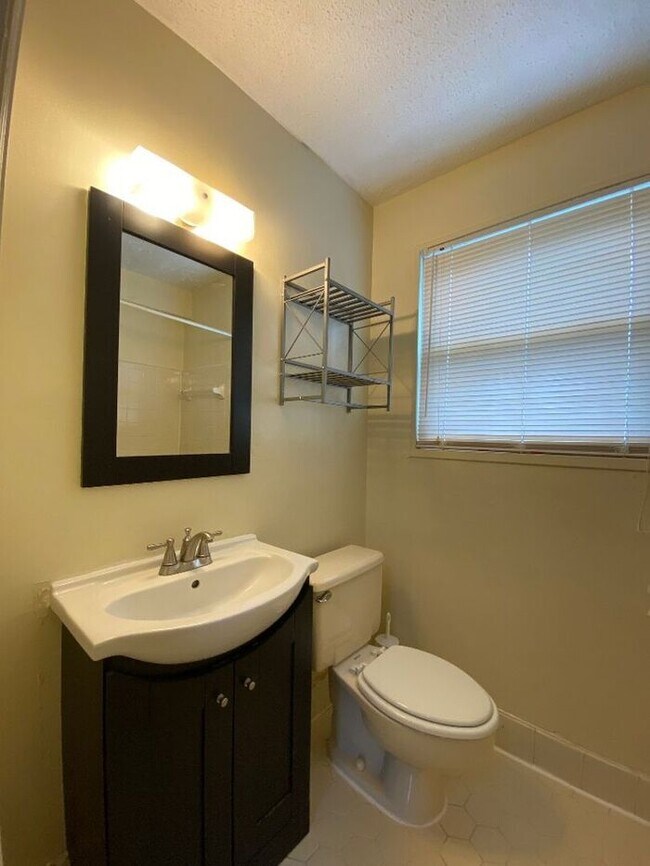 Building Photo - Hampton Hills - 2 Bedrooms, 1 Bathrooms Cl...