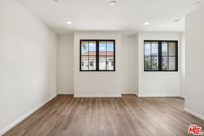 Building Photo - 951 S Wilton Pl