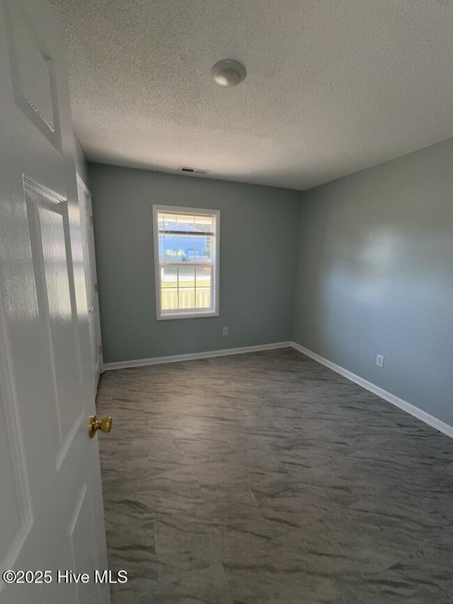 Building Photo - 304 Royal Dr