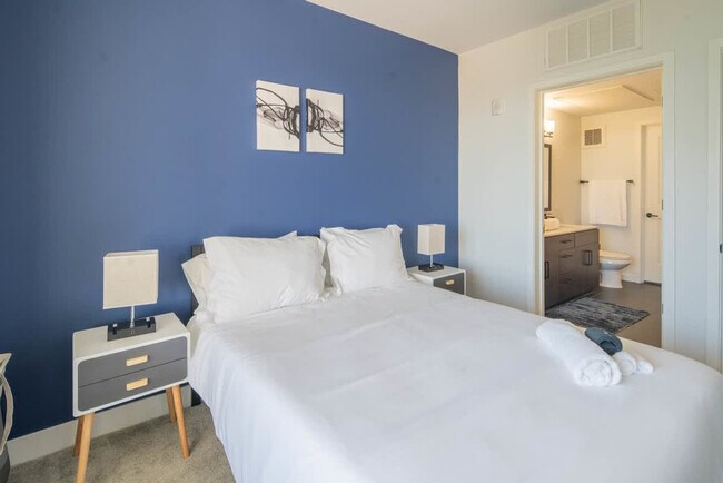 Building Photo - 688 W 1st St