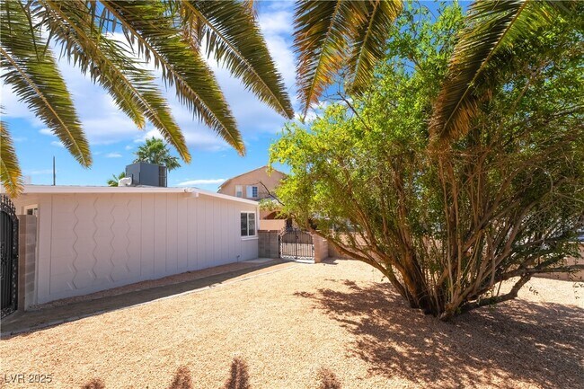Building Photo - 2749 Del Mar Pl