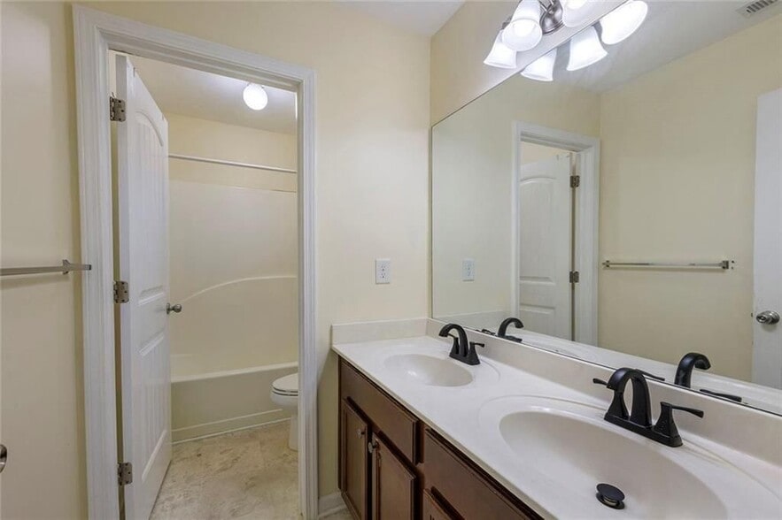 Building Photo - 9776 Ivey Ridge Cir