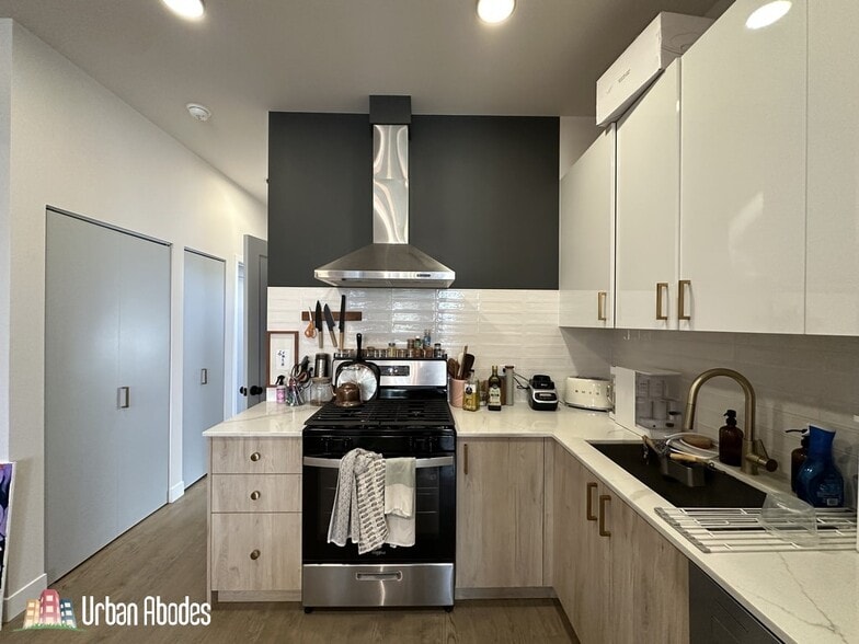 Building Photo - 841 N Mozart St