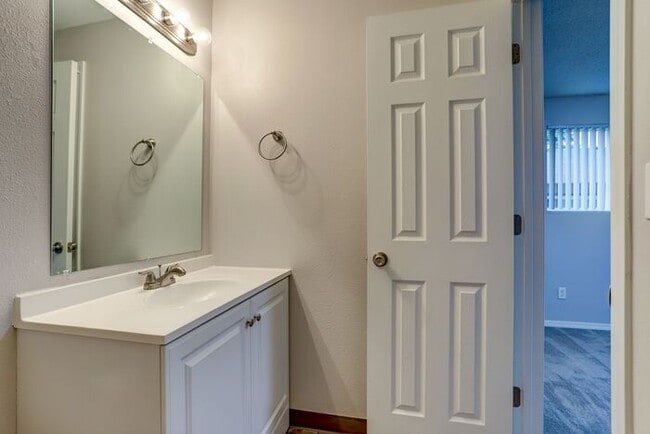 Building Photo - Super spacious 2 bedroom unit in the perfe...