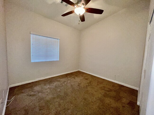 Building Photo - Stunning 3 bedroom 3 bath with dual primar...