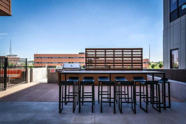 Building Photo - 1400 E Walnut St