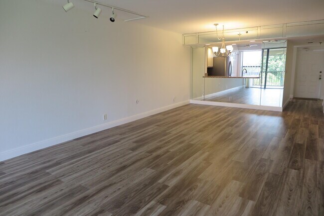 Building Photo - 6562 Boca Del Mar Dr