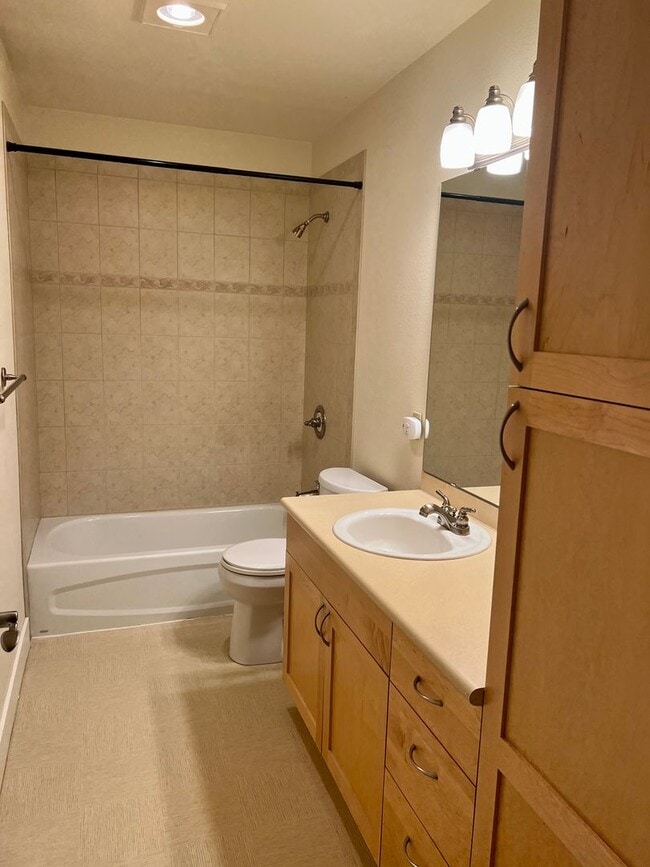 Building Photo - Townhome in Bremerton with beautiful view.