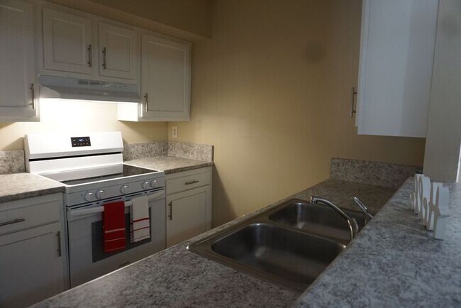Building Photo - 2 Bedroom 2 Bath Townhouse Near NAS Jax