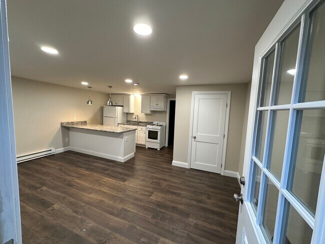 Building Photo - 61 River Rd