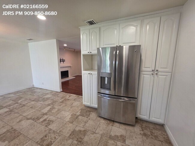 Building Photo - Ontario 3 Bedroom Home